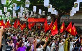 Hân hoan đón đoàn quân giải phóng về tiếp quản Thủ đô
